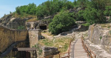 Визуальное знакомство с локацией: пещерный город Чуфут-Кале